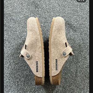 Almost brand new Boston Birkenstocks sandcastle felt color